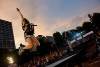 「ベイビーレイズ伝説の雷舞！-頑虎一徹-」日比谷野外大音楽堂公演の様子。