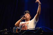 開演までの間、DJで会場を盛り上げたLEGENDオブ伝説 a.k.a サイプレス上野。