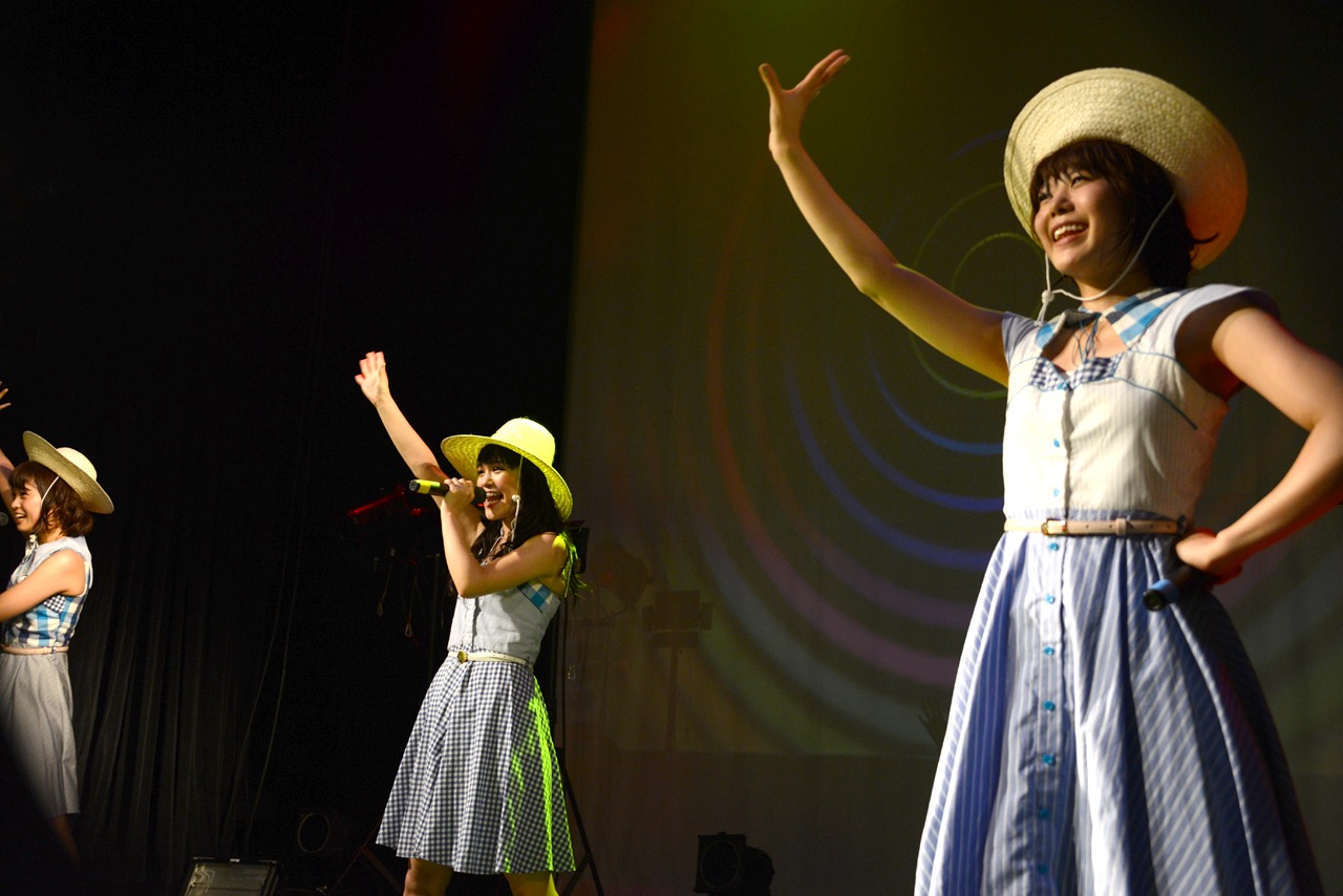 麦わら帽子をかぶって「ネギさま！Bravo☆」を歌うNegicco。