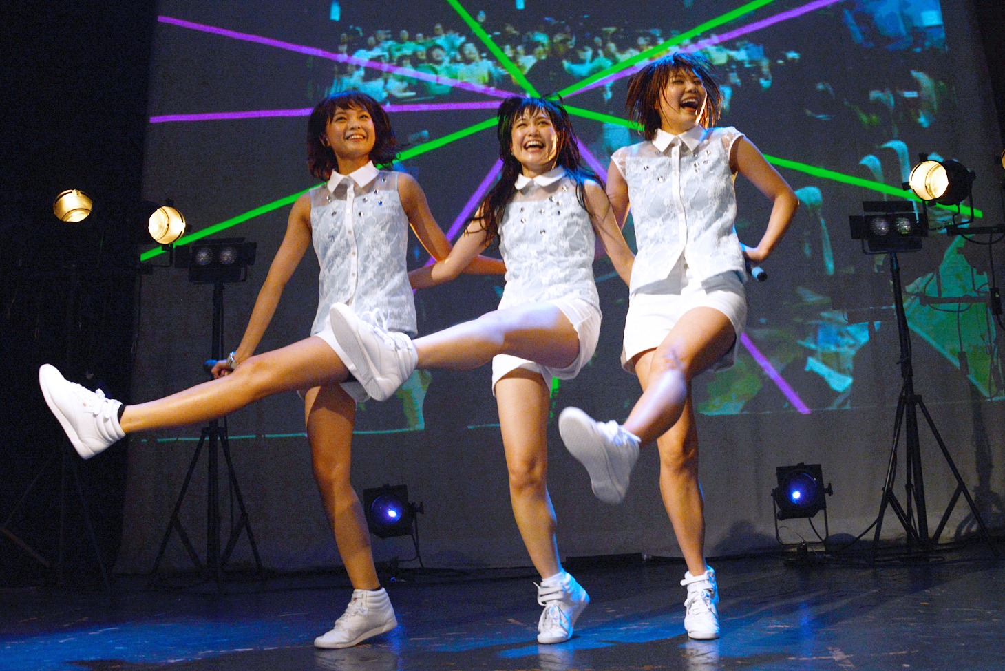 Negicco「Road of Negiiiiii ～Negicco One Man Show～」の様子。スクリーンにはラインダンスする観客の姿が。