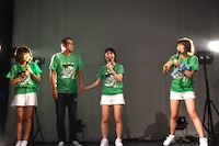 メンバーに呼び出されステージに上がった熊倉マネージャー（左から2番目）。
