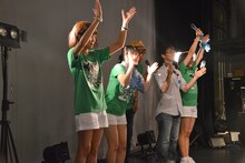 一本締めをするNegiccoとconnie（右から2番目）、熊倉マネージャー（中央）。