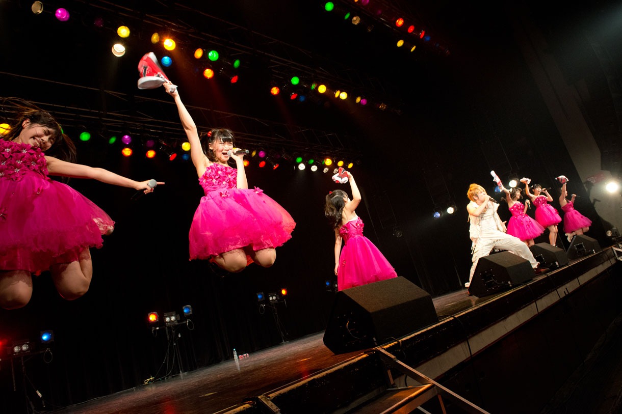 青SHUN学園によるライブの様子。