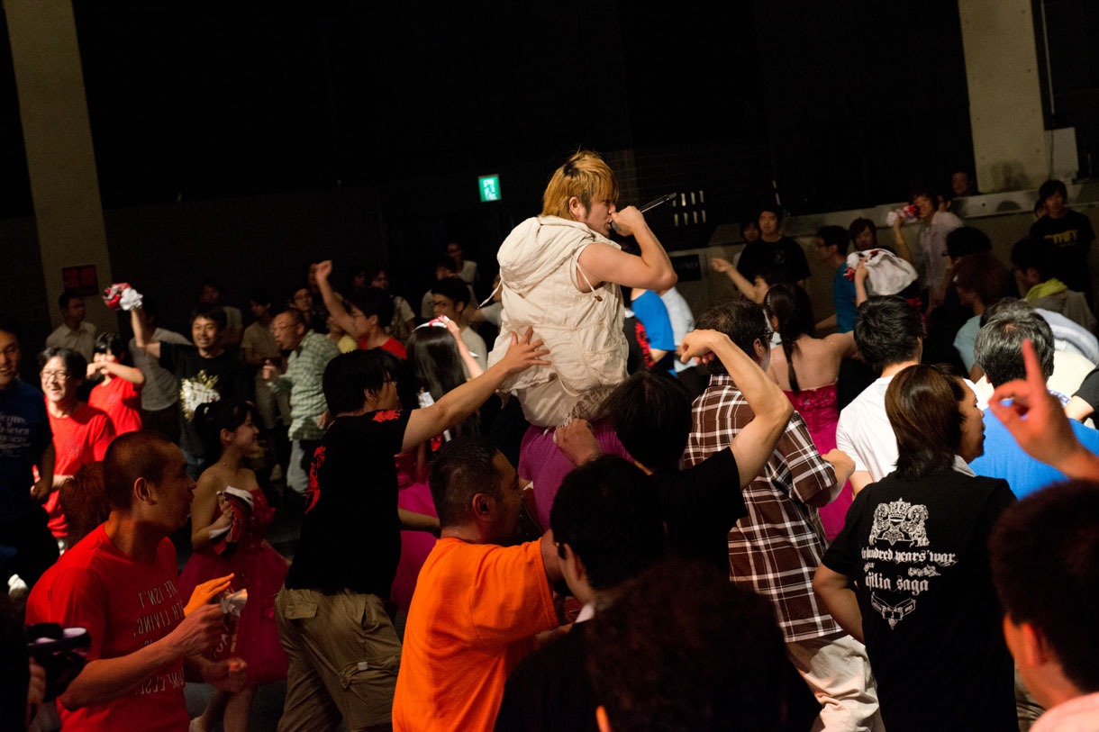 青SHUN学園によるライブの様子。