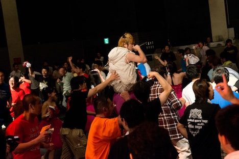 青SHUN学園によるライブの様子。