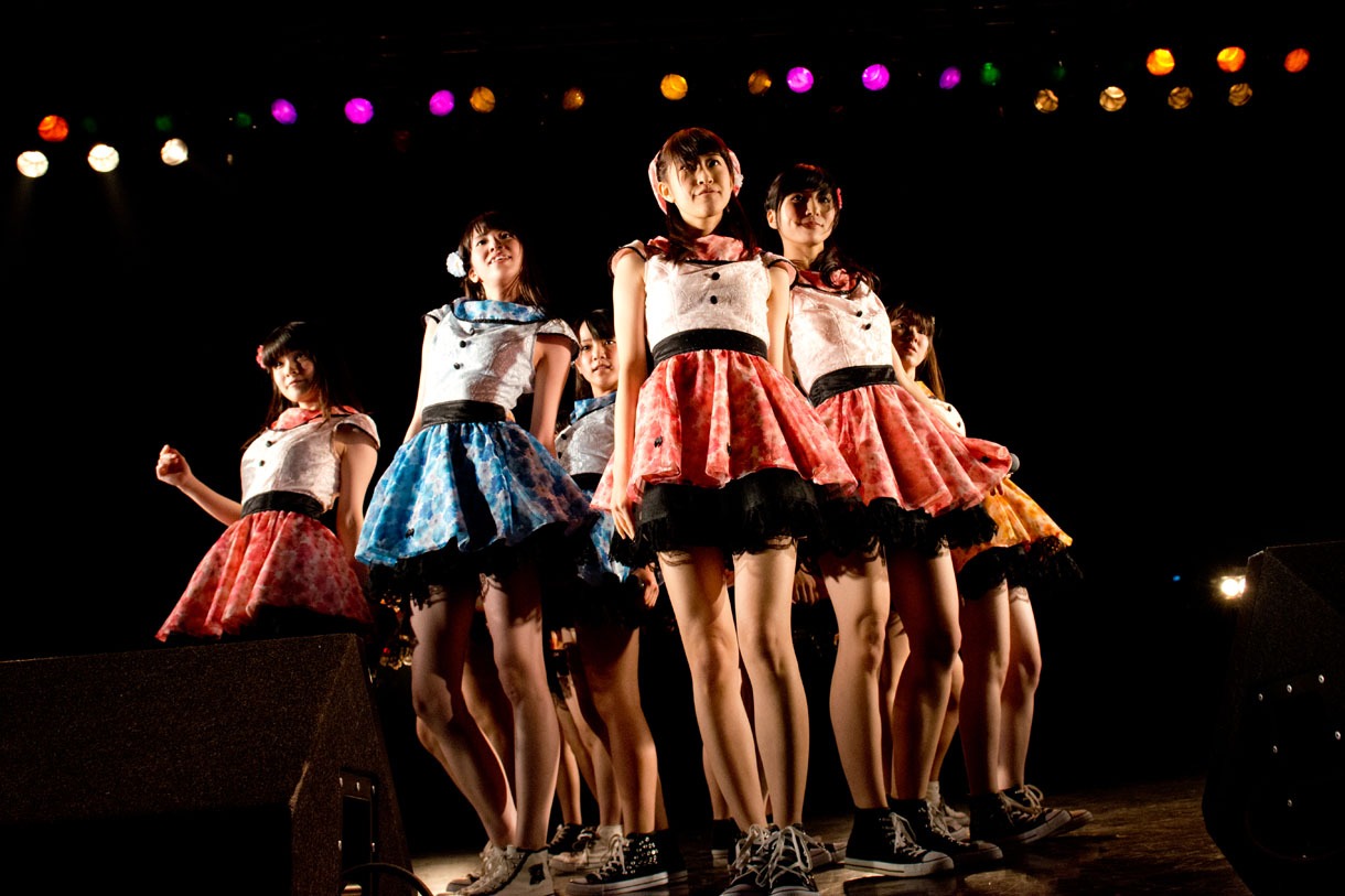 アイドルカレッジによるライブの様子。