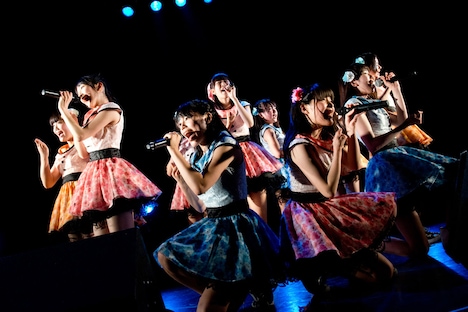 アイドルカレッジによるライブの様子。