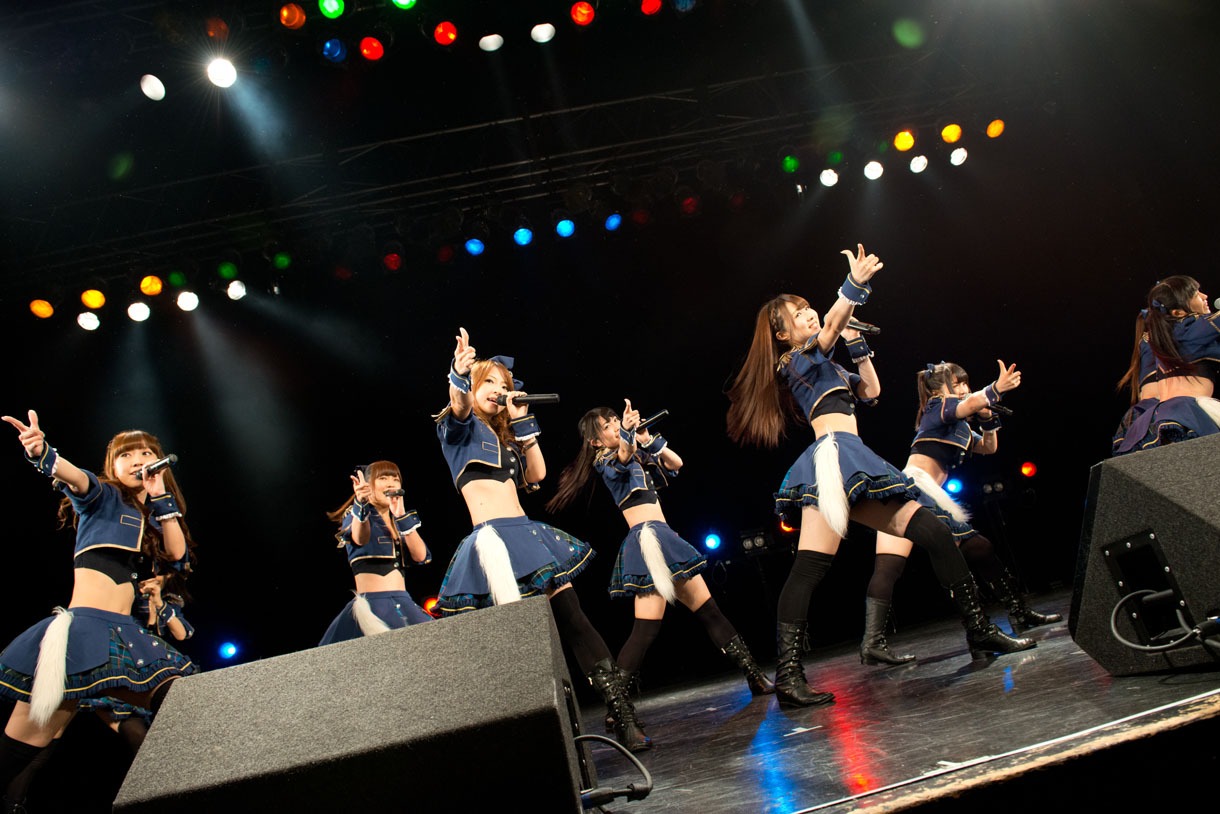 アフィリア・サーガによるライブの様子。
