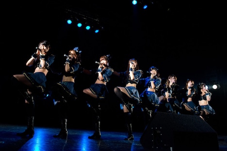 アフィリア・サーガによるライブの様子。