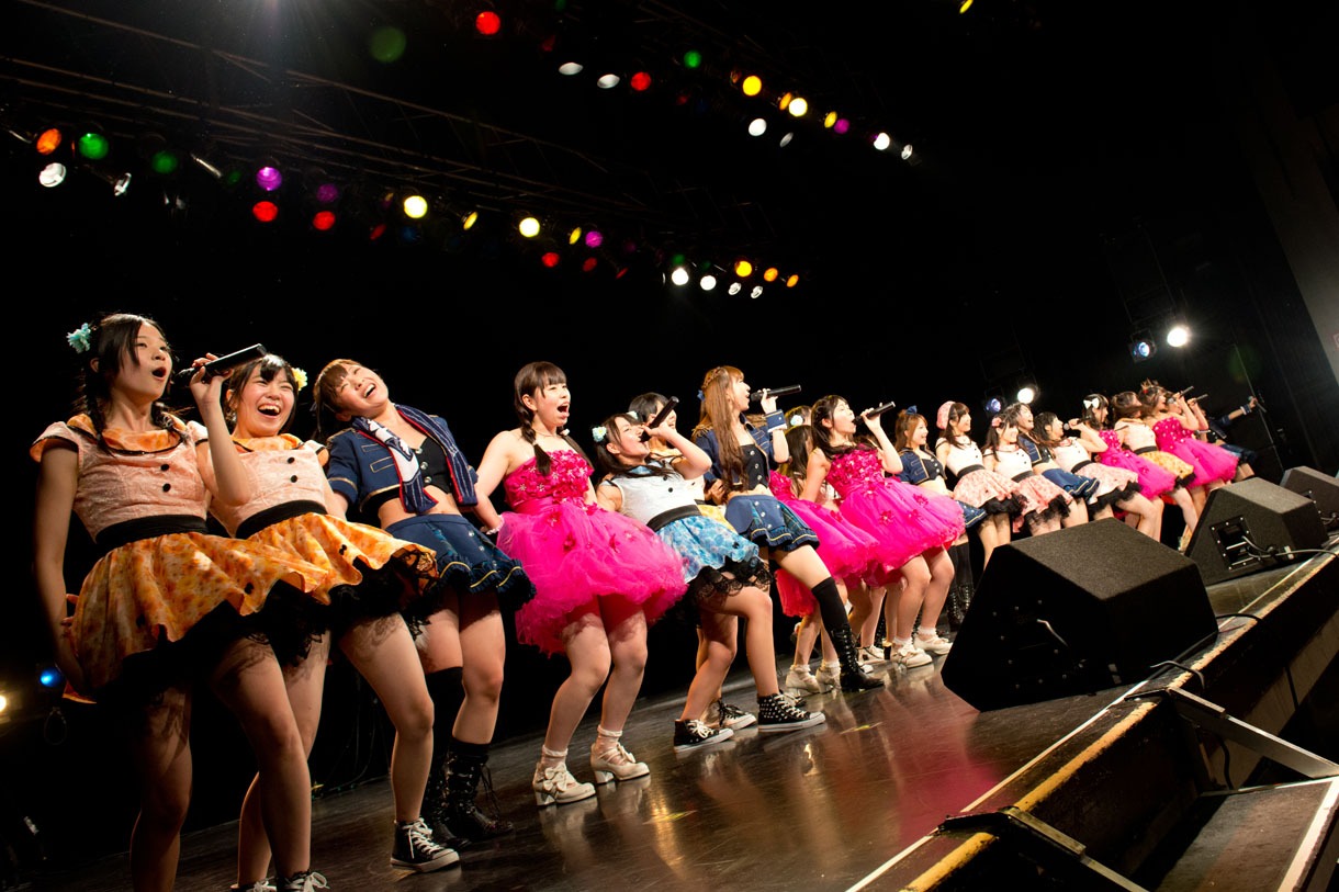 アフィリア・サーガ、アイドルカレッジ、青SHUN学園による「開放～オーエーオー～」歌唱の様子。