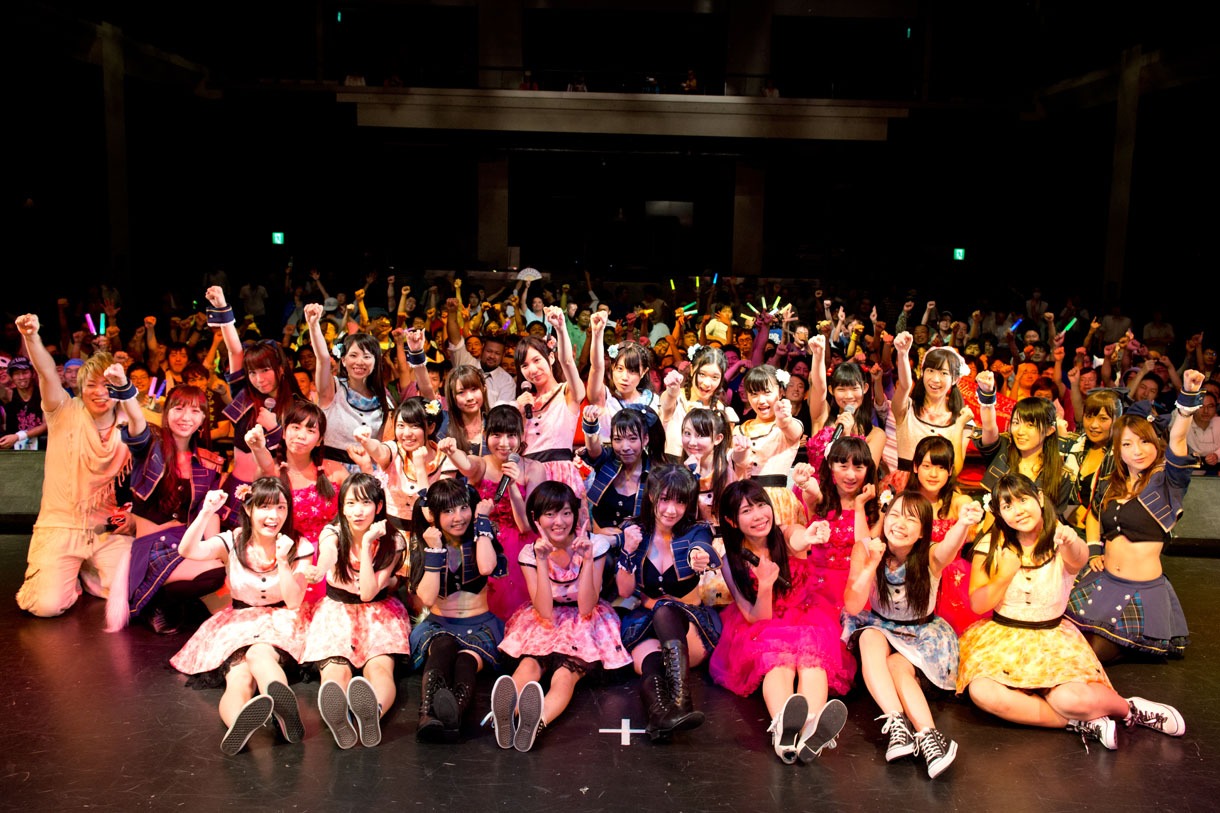 アフィリア・サーガ、アイドルカレッジ、青SHUN学園による記念撮影の様子。