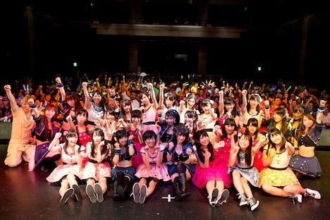 アフィリア・サーガ、アイドルカレッジ、青SHUN学園による記念撮影の様子。