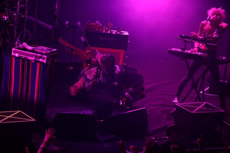 左から石毛輝（Vo, G, Syn）、岡本伸明（Syn, Cowbell, Shriek）。（Photo by Yuki Kawamoto）