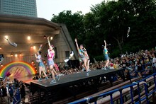 「ベイビーレイズ伝説の雷舞！-頑虎一徹-」日比谷野外大音楽堂公演の様子。