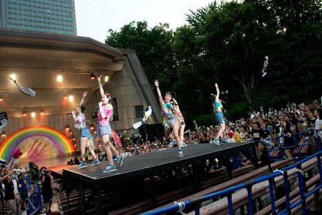 「ベイビーレイズ伝説の雷舞！-頑虎一徹-」日比谷野外大音楽堂公演の様子。