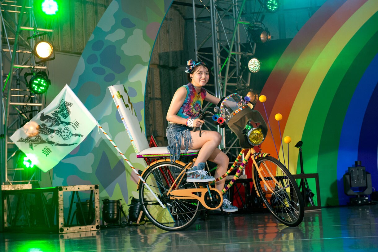 チャリンコアイドル」で自転車に乗る高見奈央。 [画像ギャラリー 10/24