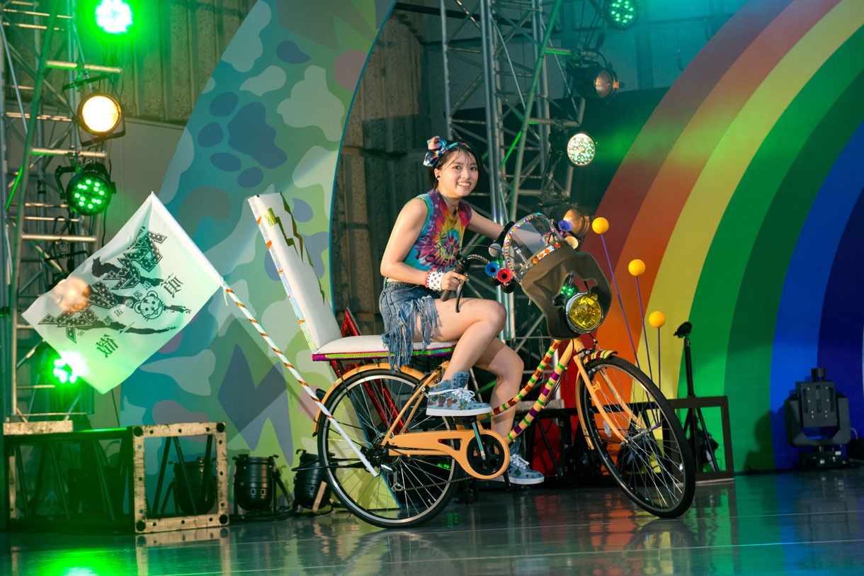 「チャリンコアイドル」で自転車に乗る高見奈央。