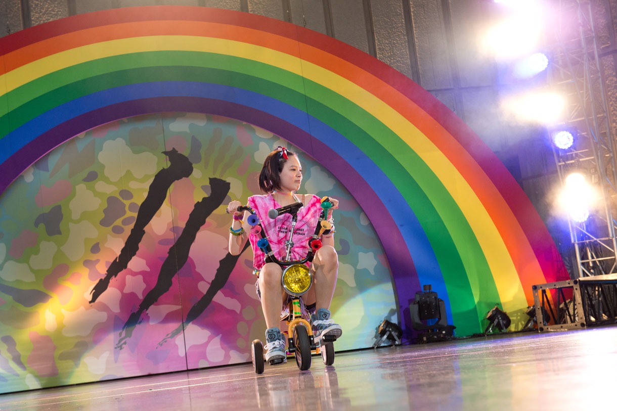 「チャリンコアイドル」で三輪車に乗る渡邊璃生。