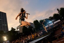 「ベイビーレイズ伝説の雷舞！-頑虎一徹-」日比谷野外大音楽堂公演の様子。