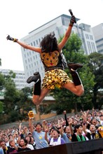 「ベイビーレイズ伝説の雷舞！-頑虎一徹-」日比谷野外大音楽堂公演の様子。