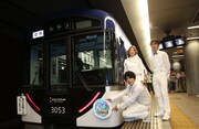 「明日は続くよどこまでも号」にヘッドマークを取り付けるアンダーグラフ。