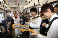 「明日は続くよどこまでも号」車内ライブの模様。