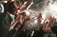 メンバーに担がれて退場するヤマサキセイヤ。（Photo by Taku Fujii）