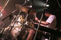 ソゴウタイスケ（Dr）（Photo by Taku Fujii）