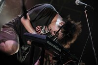 ヨコタシンノスケ（Key, Vo）（Photo by Taku Fujii）