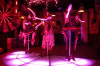 東京・原宿アストロホールで一般公開された「Cling Cling」のPVセット。