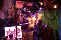 東京・原宿アストロホールで一般公開された「Cling Cling」のPVセット。