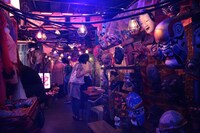 東京・原宿アストロホールで一般公開された「Cling Cling」のPVセット。