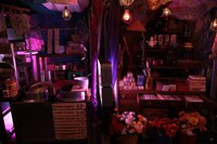 東京・原宿アストロホールで一般公開された「Cling Cling」のPVセット。