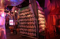 東京・原宿アストロホールで一般公開された「Cling Cling」のPVセット。