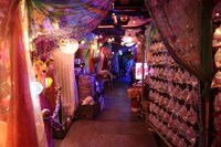 東京・原宿アストロホールで一般公開された「Cling Cling」のPVセット。