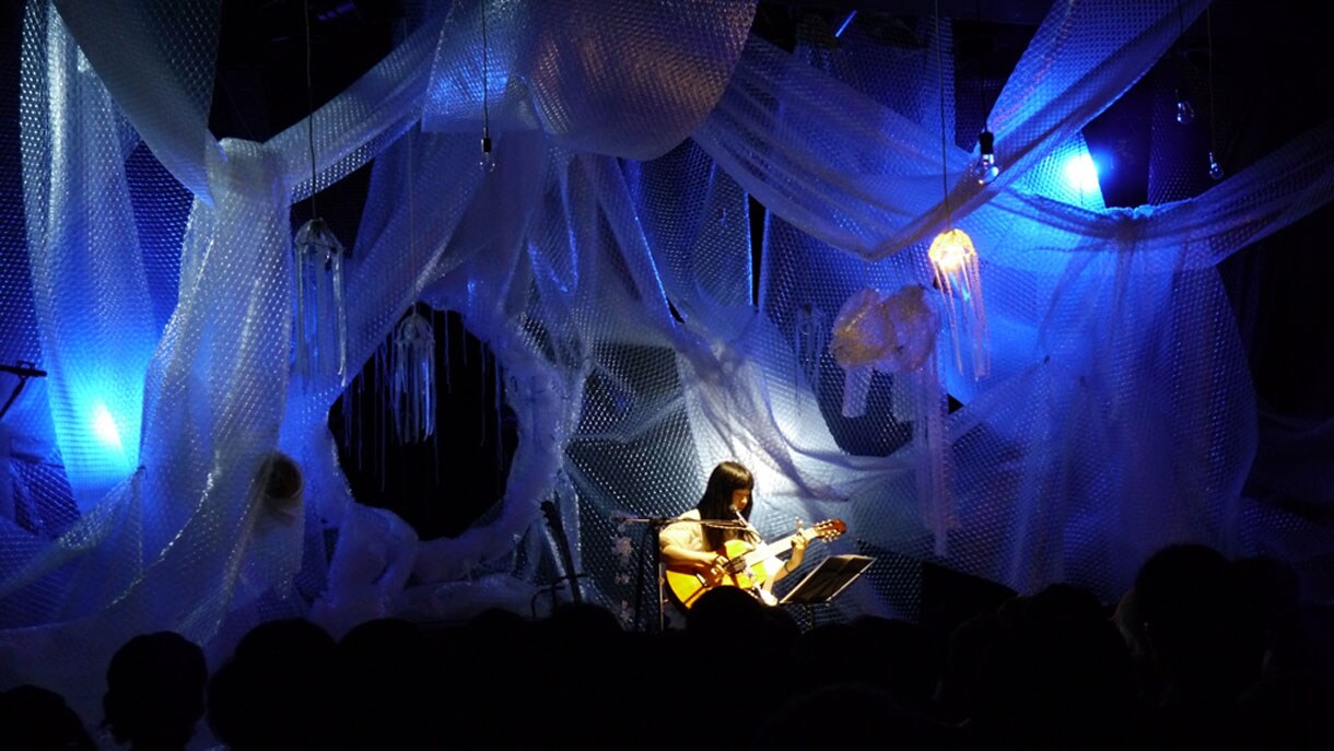 青葉市子、弾き語り&“プチプチ”でリキッド魅了