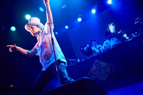 電気グルーヴ「LIQUIDROOM 10th ANNIVERSARY」の様子。