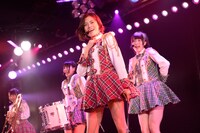 AKB48チーム4公演「アイドルの夜明け」の様子。 (c)AKS