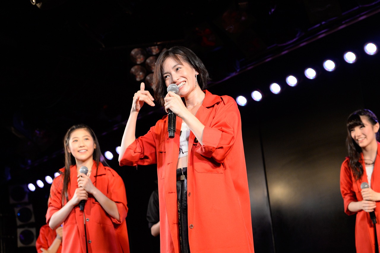 AKB48チーム4公演「アイドルの夜明け」の様子。 (c)AKS