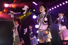 AKB48チーム4公演「アイドルの夜明け」の様子。 (c)AKS