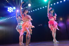 AKB48チーム4公演「アイドルの夜明け」の様子。 (c)AKS