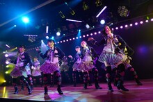 AKB48チーム4公演「アイドルの夜明け」の様子。 (c)AKS