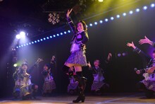 AKB48チーム4公演「アイドルの夜明け」の様子。 (c)AKS