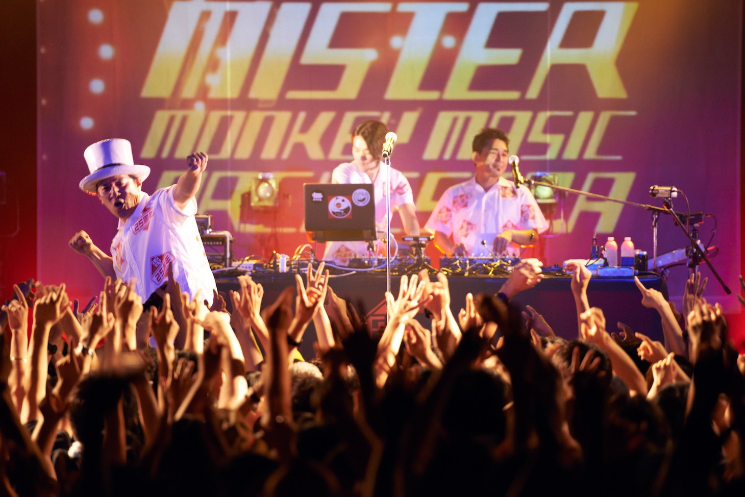 電気グルーヴ「LIQUIDROOM 10th ANNIVERSARY」の様子。