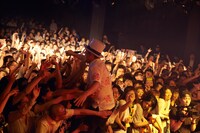 電気グルーヴ「LIQUIDROOM 10th ANNIVERSARY」の様子。