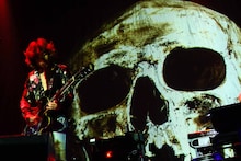 浅井健一「Sky Diving Night」の様子。（撮影：岩佐篤樹）