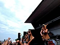 「SUN BURST 2014」でのあゆみくりかまきのライブの様子。