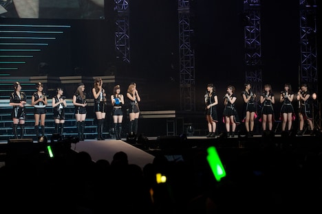 お祝いに駆け付けたBerryz工房による手紙朗読の様子。