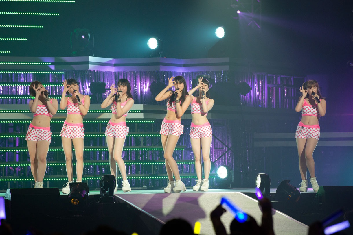 スマイレージ「スマイレージ LIVE 2014夏 FULL CHARGE ～715 日本武道館～」の様子。