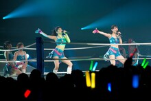 リングで歌唱する田村芽実、中西香菜。